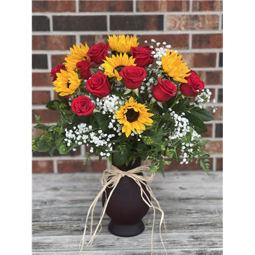 Dozen_roses_with_sunflowers